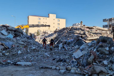 Efectivos de la Unidad Militar de Emergencias de Madrid (España) buscan entre los escombros en Ganzitep (Turquía), el miércoles. 