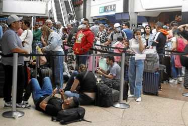 Aún sigue la tensión en los aeropuertos por los miles de afectados con la decisión de la aerolínea de Viva Air de suspender sus operaciones por problemas financieros.