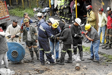 Foto | EFE | LA PATRIA Personas ayudan en las labores de rescate en la mina de carbón donde ocurrió la explosión en Sutatausa (Cundinamarca. 