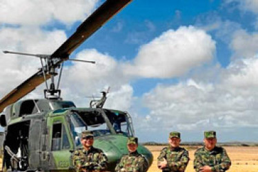 Foto | Ejército Nacional | LA PATRIA La tripulación y el helicóptero que se desplomó hoy, en un barrio de la ciudad colombiana de Quibdó (Colombia)