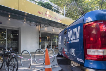 Un supermercado administrado por familiares de Antonella Rocuzzo, esposa de Leo Messi, fue baleado 14 veces en la madrugada de este jueves en la ciudad de Rosario. En el sitio se encontraron amenazas contra el astro argentino.