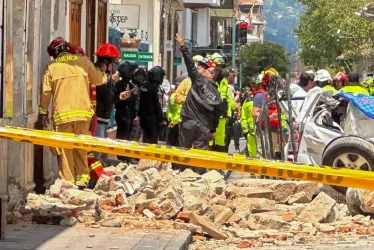Foto | EFE | LA PATRIA Personas observan los daños ocasionados por el sismo de magnitud 6,5 en la escala abierta de Richter hoy, en la ciudad de Cuenca (Ecuador).