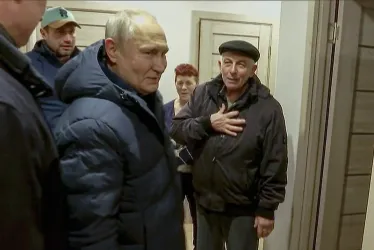 Foto | Efe | LA PATRIA Vladimir Putin visita un apartamento de residentes locales durante su visita a Mariupol, en el este de Ucrania