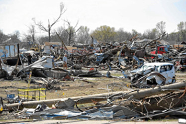 Foto | EFE | LA PATRIA  La gente camina sobre la devastación que causó un tornado en Rolling Fork, Mississippi.
