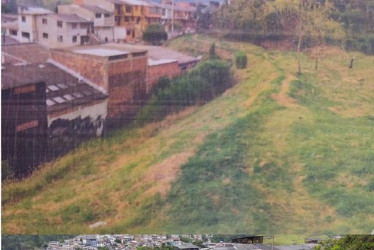 Foto | Cortesía | LA PATRIA  Comparativo del antes y el después de la ladera aledaña a las casas de La Sultana, que evidencia la falta de mantenimiento. 
