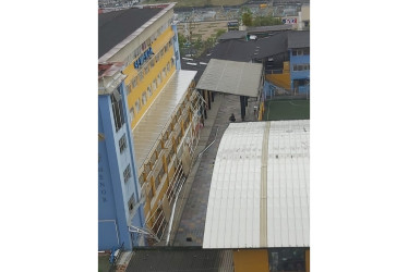 El alero de una terraza en el colegio Semenor, de alrededor de 30 metros de largo, se desplomó sobre las 4:20 p.m. No dejó lesionados.