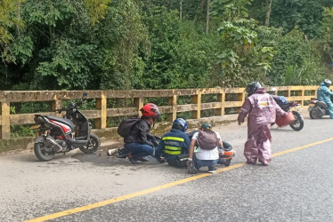 Un motociclista cayó de su vehículo sobre la carretera que de Manizales conduce a Neira, justo en el puente sobre el río Maracas.