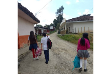 Estudiantes del colegio de Alegrías, de Aranzazu, debieron caminar los días que no hubo transporte escolar.
