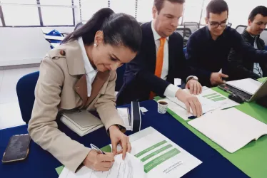 Firma entre Lina María Ramírez, presidenta de la Cámara de Comercio de Manizales, y el holandés Damen Shipyard.