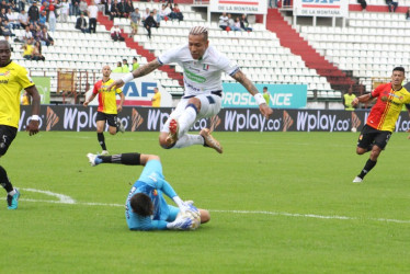 Dayro Moreno salta por encima de Aldaír Quintana en una de las acciones ofensivas del Once Caldas ante el Pereira en el clásico 216. 