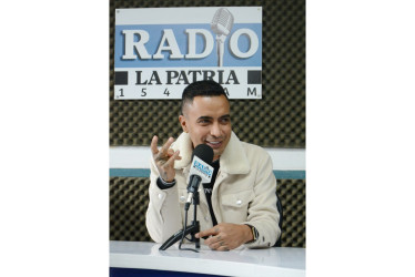 Jhon Álex Castaño, en su visita a la cabina de LA PATRIA Radio para la promoción de su nueva canción. 