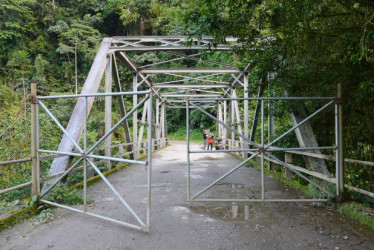 En Puente Linda, límite Antioquia-Caldas se instaló una puerta para evitar contagios durante la covid. La puerta se conserva. 