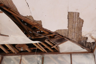 El cieloraso de guadua en la parte superior de la vivienda está deteriorado. Gloria solicita ayuda al Municipio para repararlo.  Foto | Luis Fernando Rodríguez  | Q´HUBO