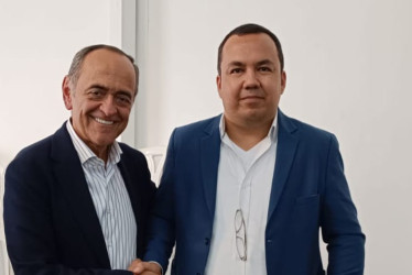 El administrador público Sergio Alexánder Abonce Trejos (derecha) aspira a la Alcaldía de Riosucio (Caldas) con el aval del partido Colombia Justa y Libres.
