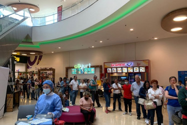 En jornada de vacunación contra la Influenza en el centro comercial Mall Plaza con apoyo de la Alcaldía de Manizales, solo había una enfermera vacunando.