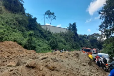 Este es el derrumbe que cerró la vía Manizales - Bogotá este domingo. 