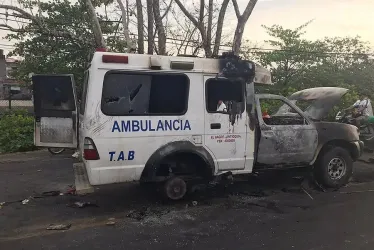 Ambulancia quemada anoche en la vía que comunica a los municipios de Caucasia y El Bagre, en el Bajo Cauca antioqueño. 