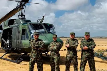 Fotografía cedida por la oficina de comunicaciones del Ejército de Colombia de la tripulación y el helicóptero que se desplomó hoy, en un barrio de la ciudad de Quibdó.