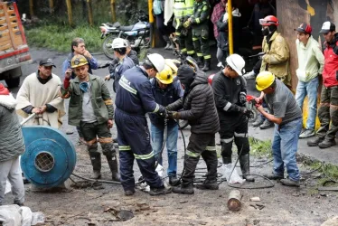 Personas ayudan en las labores de rescate en la mina de carbón donde ocurrió una explosión ayer, en Sutatausa (Colombia).