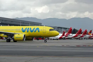 Avión de la aerolínea Viva Air, en el Aeropuerto El Dorado, en Bogotá (Colombia).