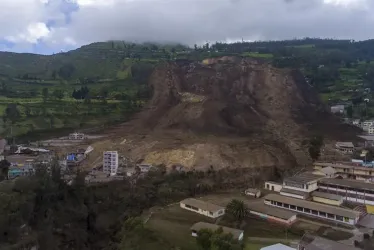Fotografía aérea muestra hoy una vista general de la destrucción causada por un deslizamiento de tierra, en Alausí (Ecuador).