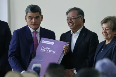 El presidente de Colombia, Gustavo Petro, y la ministra de Trabajo, Gloria Inés Ramírez, entregan hoy el proyecto de ley de reforma pensional al secretario general del Senado, Gregorio Eljach (i), en Bogotá.