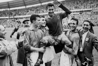 Los jugadores de la selección francesa alzan en hombros a su compañero Just Fontaine tras anotar cuatro goles en el partido por el tercer puesto del mundial de Suecia 1958.