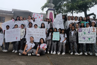 Las alumnas del colegio Mariscal Robledo se manifestaron en el parque principal del corregimiento.