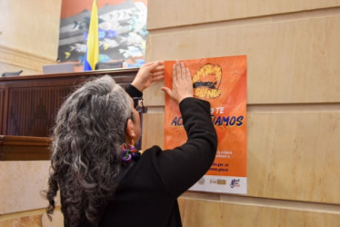 La senadora María José Pizarro con la pancarta del lanzamiento de su campaña “Rompamos el silencio, en esto te acompañamos”, que busca acabar el acoso y el abuso sexual en el Congreso.