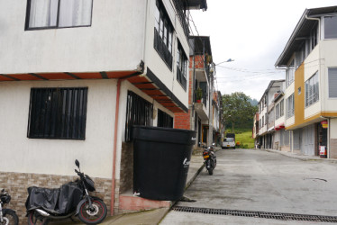 Habitantes de los barrios Coloya y La Isabela tienen racionamiento de agua desde hace 15 días. Dos tanques ubicados en esquinas les sirven para surtirse.