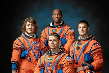 Foto | NASA | LA PATRIA  Los astronautas de la NASA Christina Hammock Koch, Reid Wiseman y Víctor Glover. Ellos estarán acompañados por el astronauta de la Agencia Espacial Canadiense, Jeremy Hansen.