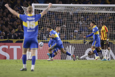 Un agónico gol de Alan Varela (centro) en el minuto 99 le dio la victoria a Boca Juniors sobre el cuadro matecaña.