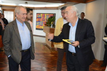 Ómar Yepes Alzate (izquierda), líder político de amplia trayectoria en Caldas, junto al expresidente Andrés Pastrana Arango, en la presentación en Manizales de su partido Nueva Fuerza Democrática.