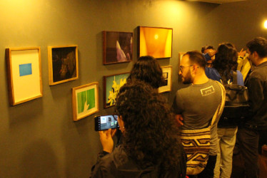 LaJaus abrió sus puertas el pasado miércoles para recibir a los amantes de la fotografía y cercanos a Alejandro Valencia que presenciaron la exposición. 