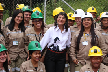 El evento protocolario contó con la presencia de la ministra de Minas y Energía, Irene Vélez. El acuerdo busca formalizar a cerca de 350 mineros, luego de 5 meses de diálogos en los que también participó el Gobierno nacional.