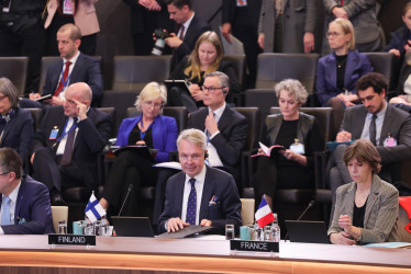 El ministro de Relaciones Exteriores de Finlandia, Pekka Haavisto (centro), asistió como nuevo miembro oficial a la reunión de apoyo a Ucrania durante la reunión de ministros de Relaciones Exteriores de la OTAN en la sede de la Alianza en Bruselas, Bélgica.