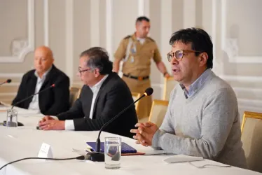 Danilo Rueda (d) durante su intervención junto al presidente de Colombia, Gustavo Petro (C) y el jefe del equipo negociador de paz del Gobierno, Otty Patiño, en Bogotá.