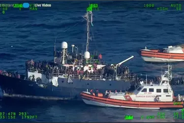 Imagen de la guardia costera de Italia del 10 de abril de la llegada de migrantes cerca de la Sicilia y Calabria. 