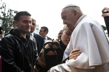 El papa Francisco abraza a una mujer tras abandonar ayer el hospital Gemelli de Roma en el que permanecía ingresado desde hace una semana a causa de una bronquitis.