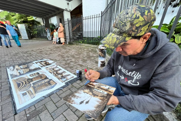 Antonio José Hernández llega todos los días al frente del Club Manizales y expone sus cuadros de paisaje que elabora con tintilla de madera, pátina y varsol sobre papel fotográfico.