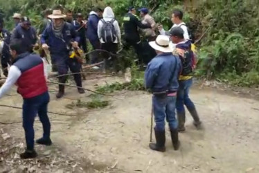 Desde la mañana de este viernes, la comunidad del Resguardo de Nuestra Señora Candelaria de La Montaña impiden el paso de la Corporación para el Desarrollo Ambiental Colombiano (Cordeam) a su territorio.