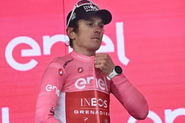 El británico Geraint Thomas del equipo Ineos Grenadiers celebra en el podio manteniendo el maillot rosa de líder general después de la 12.ª etapa de la carrera ciclista Giro de Italia 2023 de 179 km desde Bra hasta Rivoli, Italia.