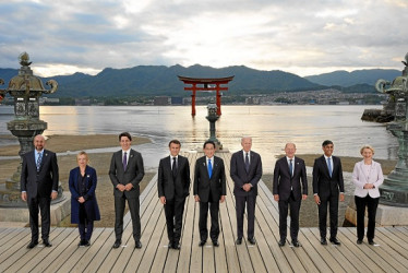 Foto | EFE | LA PATRIA Los líderes del G7 en el santuario de Itsukushima en la isla de Miyajima durante la Cumbre de Hiroshima.
