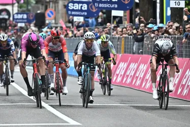 El alemán Pascal Ackermann (R) del UAE Team Emirates gana la undécima etapa de la carrera ciclista Giro de Italia 2023 en 219 km desde Camaiore hasta Tortona, Italia.