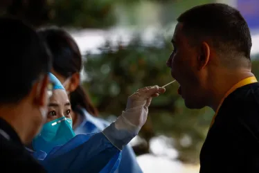 Un hombre se somete a una prueba PCR de covid-19 antes de la Cumbre China-Asia Central en un hotel en Xi'an, provincia de Shaanxi, China, este miércoles.