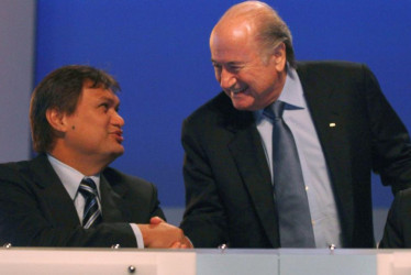 El tahitiano Reynald Temarii (izquierda) fue imputado en Francia por "presunta corrupción" en la atribución a Catar de la Copa del Mundo durante su período como vicepresidente de la FIFA. En la foto le da la mano al entonces presidente de la institución, el suizo Joseph Blatter.
