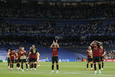 Los jugadores del Manchester City aplauden a su afición tras el partido de ida de las semifinales de la Liga de Campeones. La segunda ronda de la llave se disputará el próximo 17 de mayo en el Etihad Stadium, en Inglaterra.