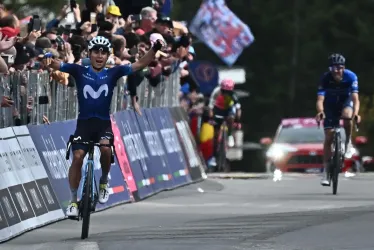 Einer Rubio celebra su victoria en el Giro de Italia. 