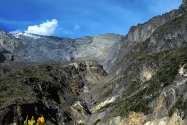 Esta imagen evidencia el registro que han dejado los lahares o flujos de lodo volcánico al recorrer los afluentes que nacen en el volcán Nevado del Ruiz, como el río Azufrado, ubicado hacia el oriente del Cumanday.