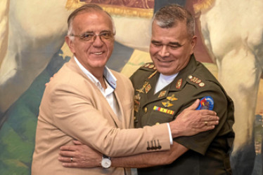 Foto | EFE | LA PATRIA El ministro de Defensa de Colombia, Iván Velásquez Gómez, se reunió con su homólogo venezolano, Vladimir Padrino López, en Caracas.